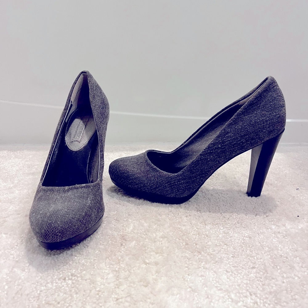 Women’s Banana Republic size 7.5 grey material pumps 4 inch heels